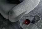 Tavolino Passenger in marmo Deep Grey accanto divano Iggy in tessuto | BertO