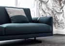 Il divano Dee Dee di BertO Salotti è dotato di un cuscino di seduta in poliuretano espanso e piuma d’oca canalizzata