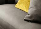 Dettaglio della pregiata pelle Douglas colore grigio che riveste il divano con chaise longue rotonda dee dee - BertO